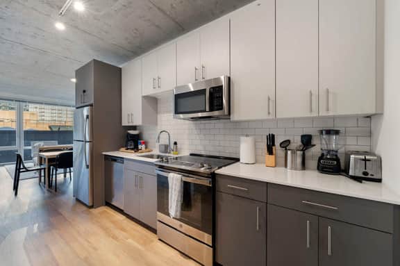 Chic 4-Bedroom with Skyline Views, Firepit and Gym - Image 2