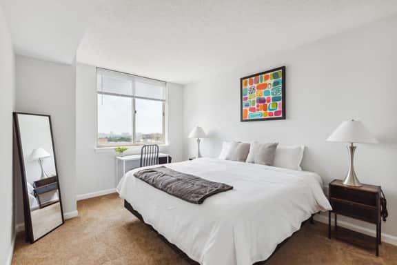Rosslyn Luxury Apartment w/ Pool, Gym, Near DC - Image 3