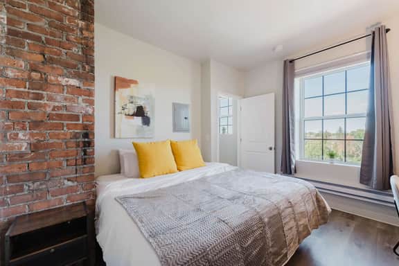 2BR Premium Retreat Near Henry Ford - Image 3