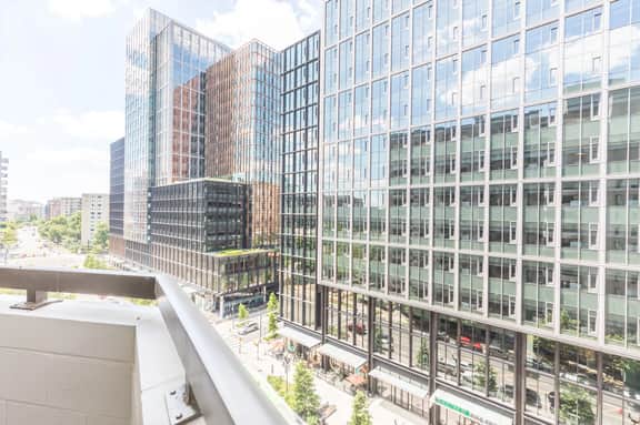 Elegant 2BR Apartment Minutes From DC - Image 2
