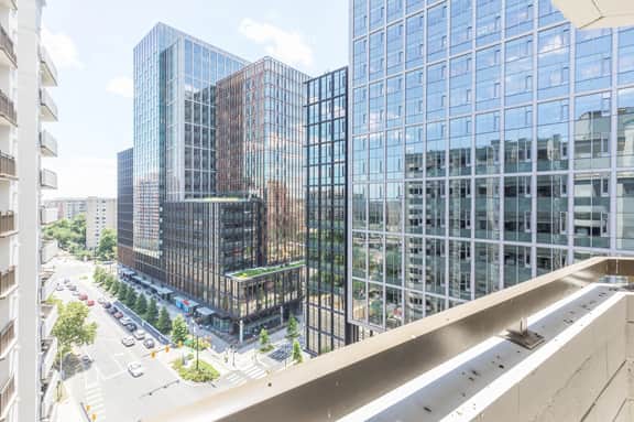 2BR Urban Oasis, DC Access with Lux Comforts - Image 2