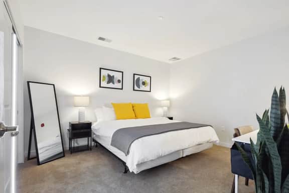 2BR Executive Downtown Retreat - Image 4