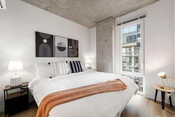 Premium 4 King Apartment w/ City Views - Image 2