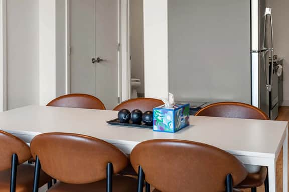 Bright 4BR Apartment Near Lincoln Park Zoo - Image 2