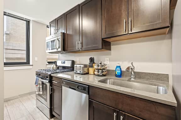 3BR Modern & Spacious Downtown Apartment - Image 4