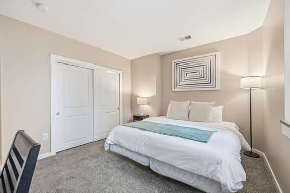 3BR Modern & Spacious Downtown Apartment - Image 5