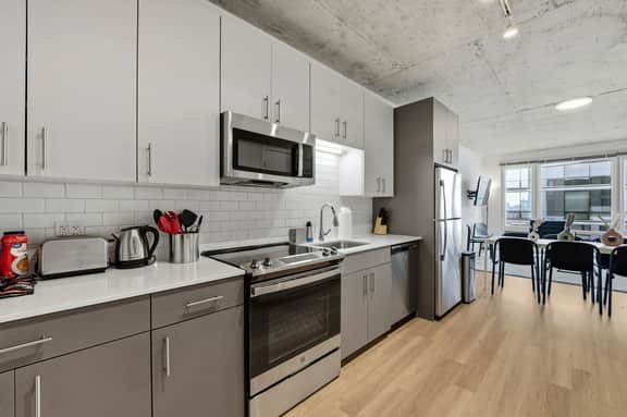 Envitae Hotel, 4BR Modern Sleek Apartment - Image 5