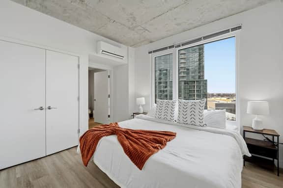 Envitae Hotel, 4BR Modern Sleek Apartment - Image 4