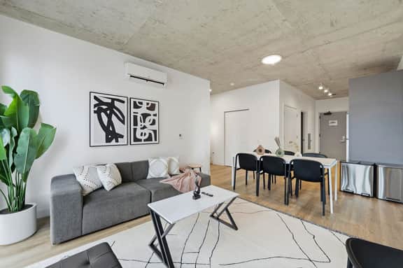 Envitae Hotel, 4BR Modern Sleek Apartment - Image 2