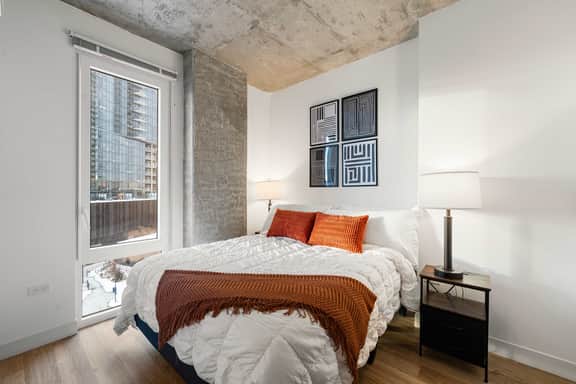 Modern 2BR Retreat Near Old Town & Lincoln Park - Image 4