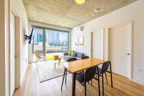 4BR Modern Urban Escape, Walk to Zoo, Lakefront & Red Line - Image 3