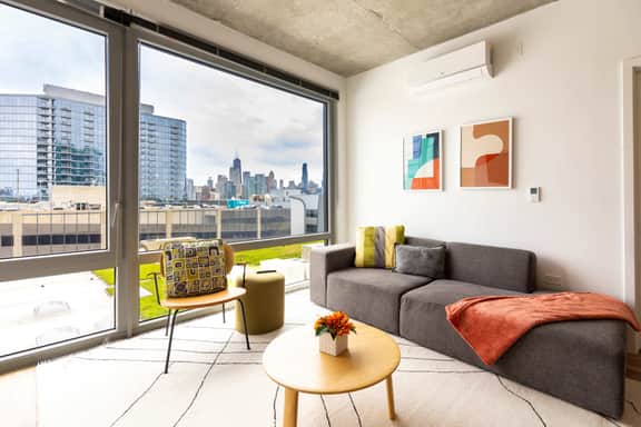 4BR Modern Urban Escape, Walk to Zoo, Lakefront & Red Line - Image 2