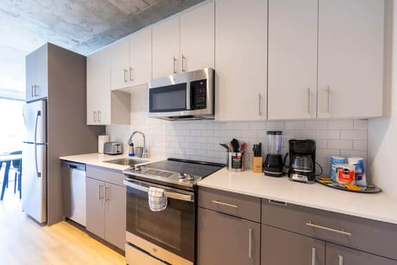 4BR Modern Urban Escape, Walk to Zoo, Lakefront & Red Line - Image 4