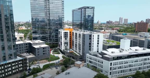 Modern 3BR Apartment Near North Ave Shops - Image 5