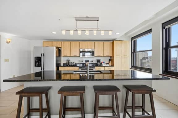Sunlit 2BR Loft with In-Unit Laundry, Downtown Detroit - Image 5