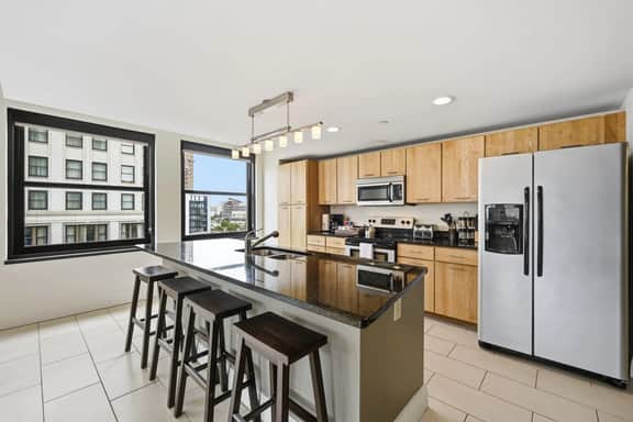 Stylish High-Rise Loft in Downtown Detroit, City Views - Image 3