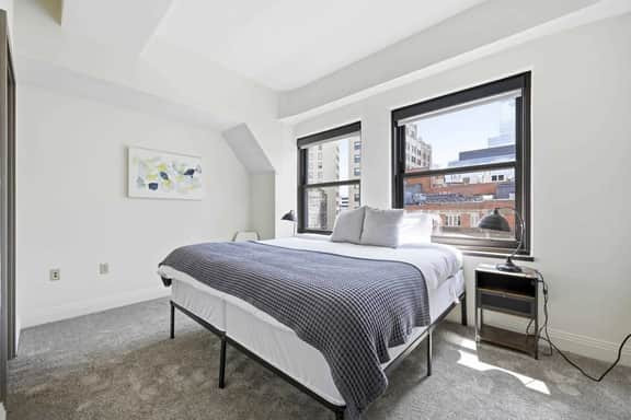 Stylish High-Rise Loft in Downtown Detroit, City Views - Image 5