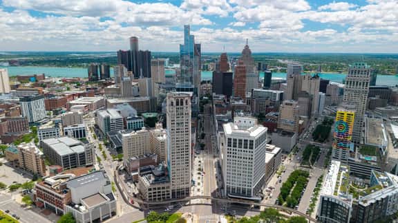 Modern Loft Living in Downtown Detroit w City View - Image 4