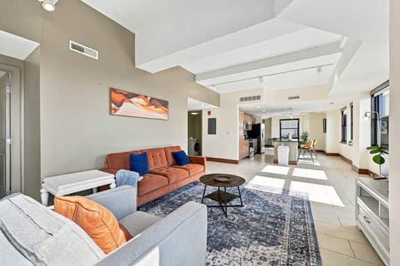 Stylish High-Rise Loft in Downtown Detroit, City Views - Image 3